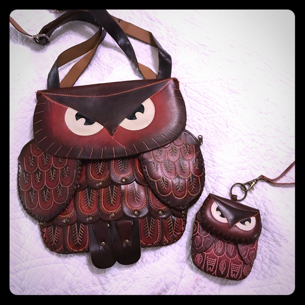 Owl-Shaped Leather Shoulder Bag in Burgundy